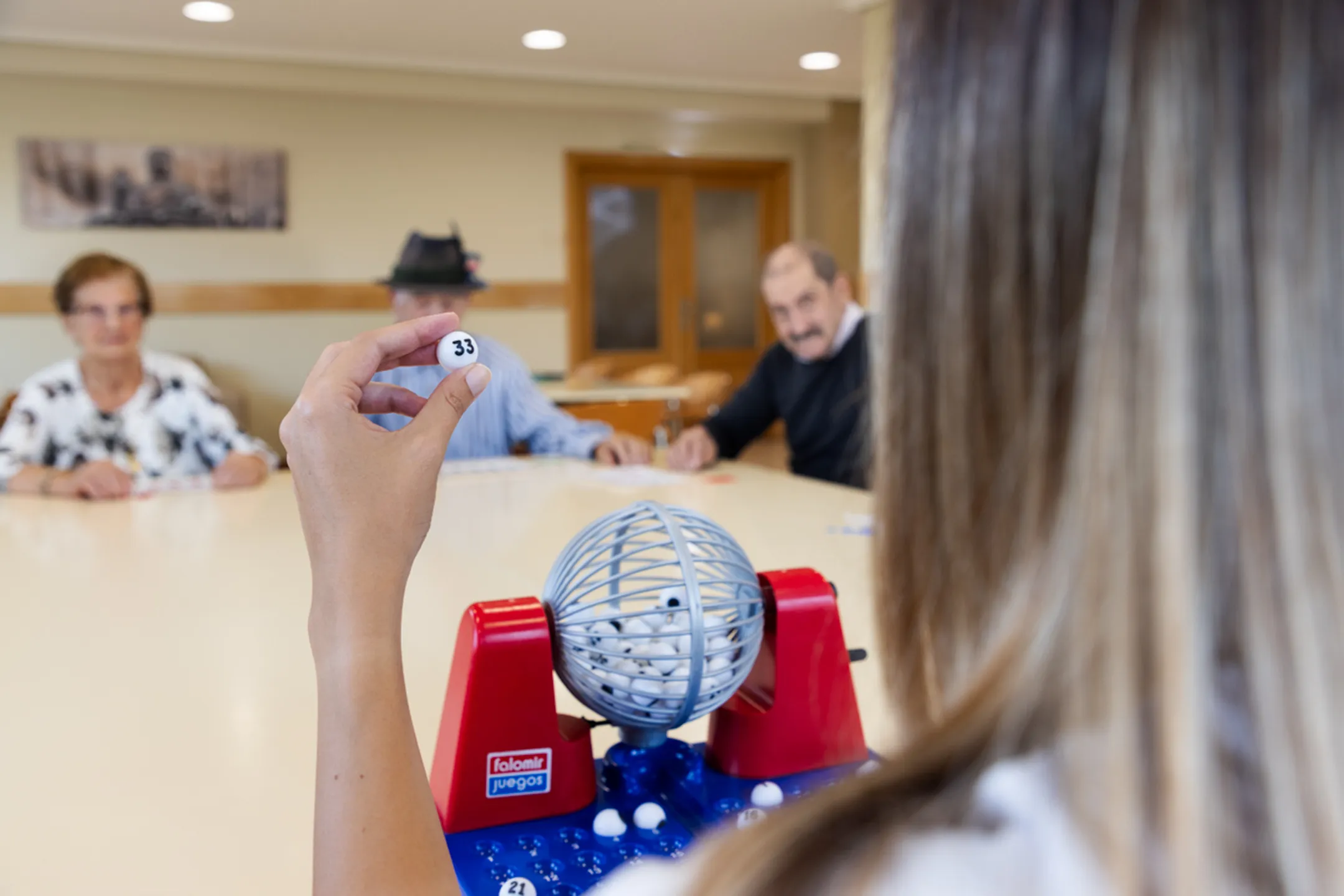 mayores jugando al bingo