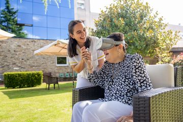 Anciana con gafas de relaidad virtual