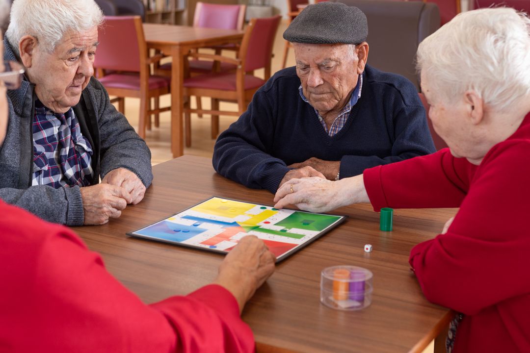 Personas mayores jugando al parchis