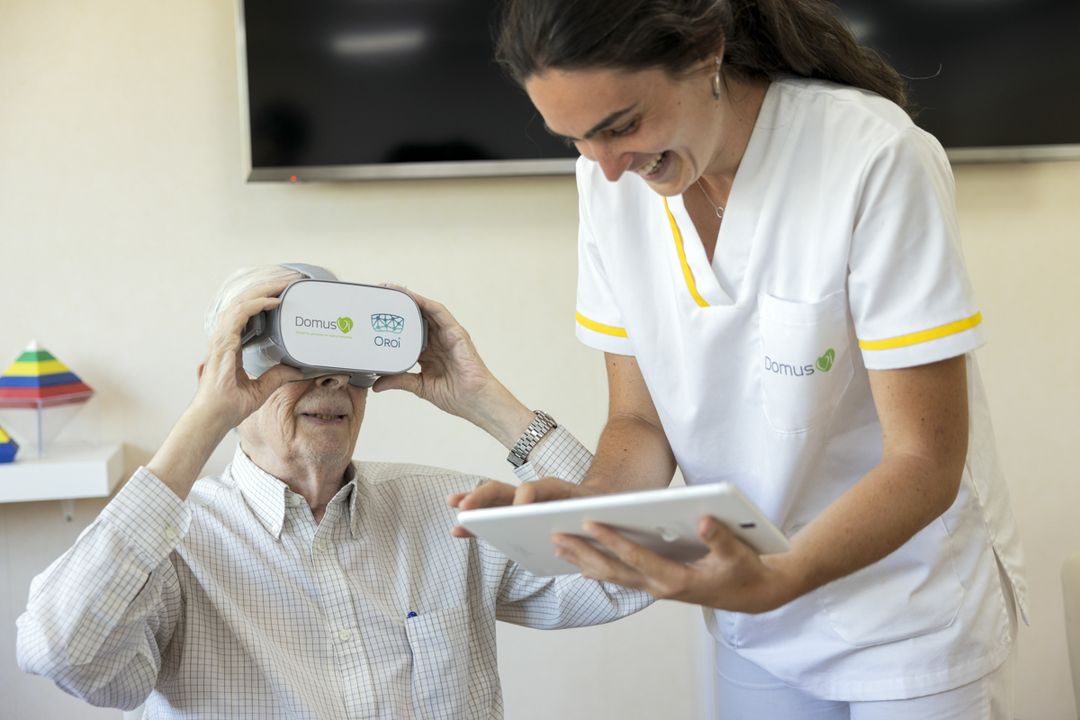 persona mayor con gafas de realidad virtual