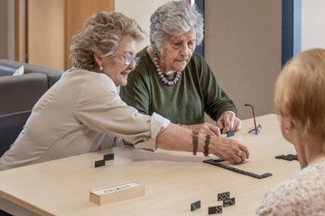 Personas mayores jugando al dominó