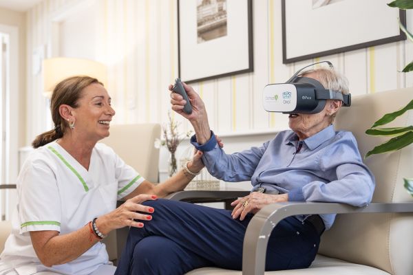 Anciano con gafas de realidad virtual