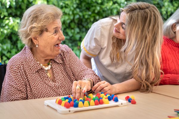 Cuidadora y anciana en taller psicológico