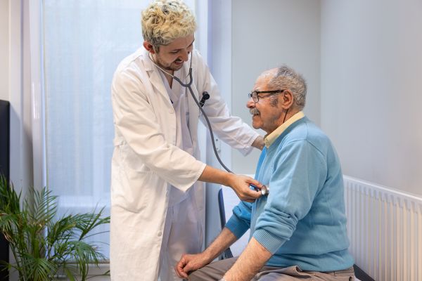 Revisión médica de una persona mayor