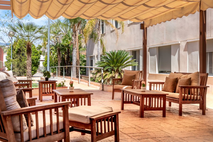 Terraza DomusVi Sierra de las Nieves