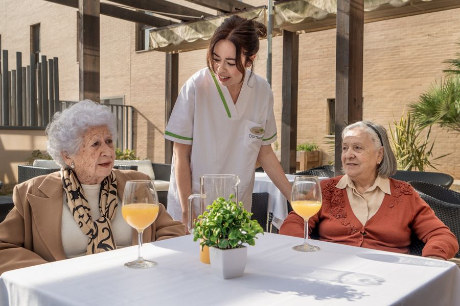 Personas mayores disfrutando de la terraza
