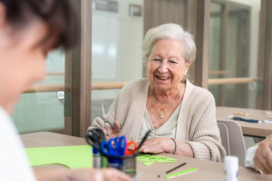 señora mayor en taller de manualidades