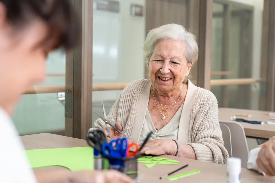 señora mayor en taller de manualidades