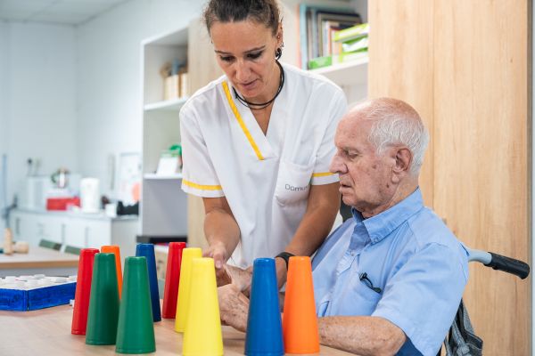 persona mayor y cuidadora taller psicológico