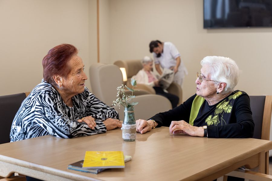 Personas mayores haciendo relaciones sociales