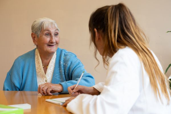persona mayor y cuidadora en taller psicológico