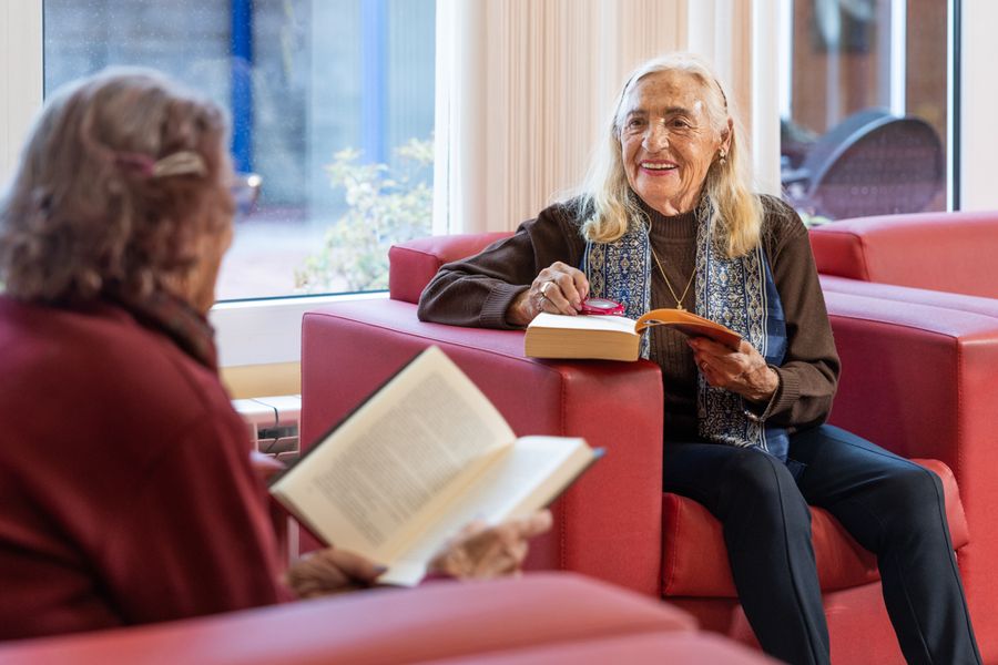Personas mayores disfrutando de la compañía