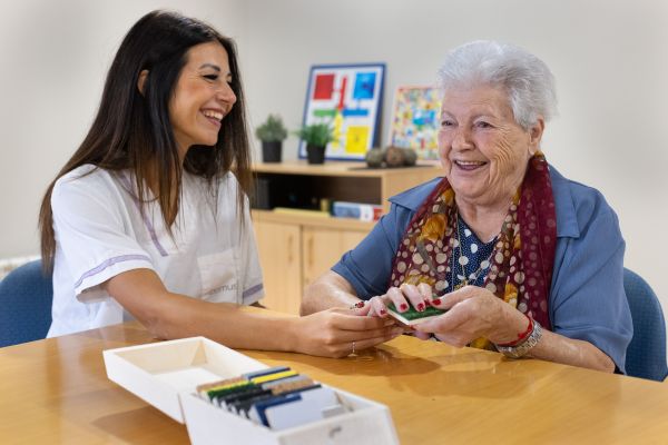 persona mayor y cuidadora en taller psicológico