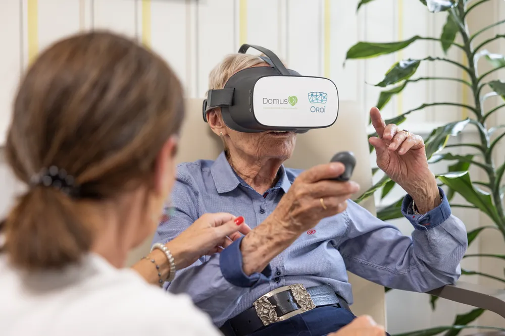 Anciano con gafas de realidad virtual
