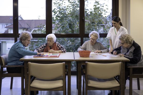 Personas mayores en taller psicológico