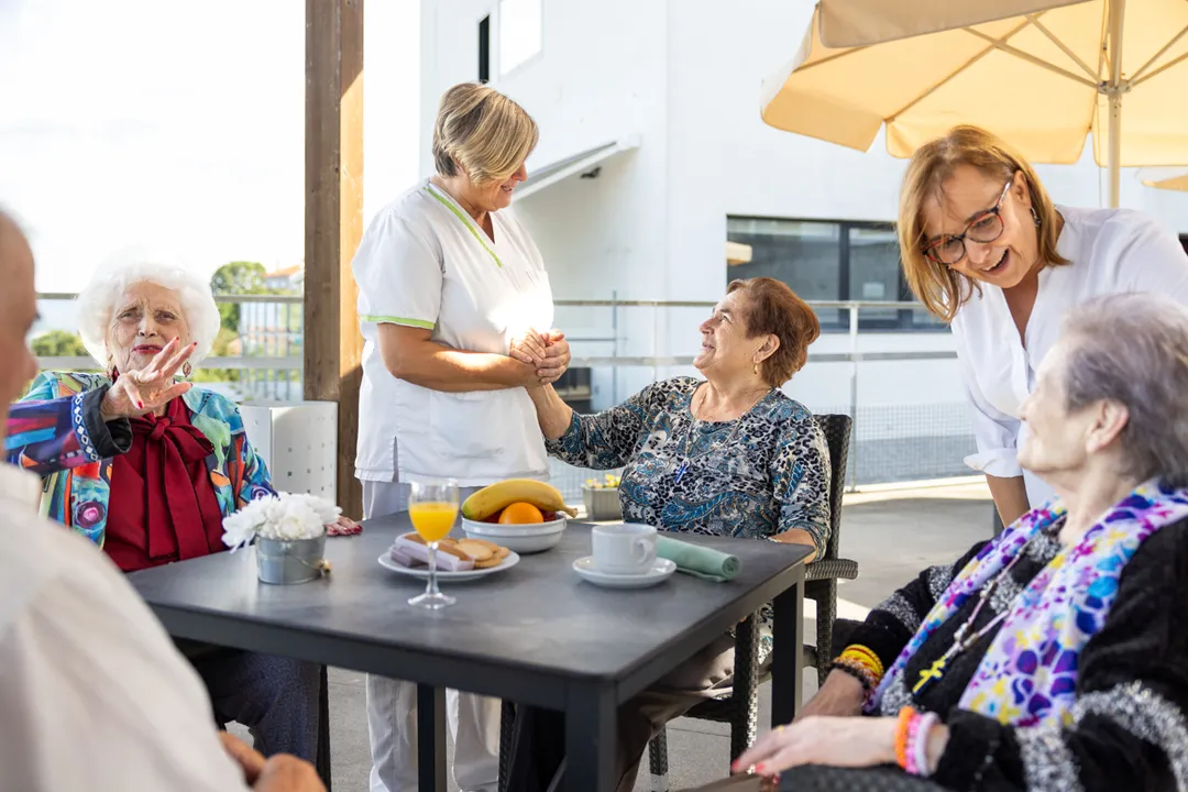Personas mayores disfrutando de la terraza