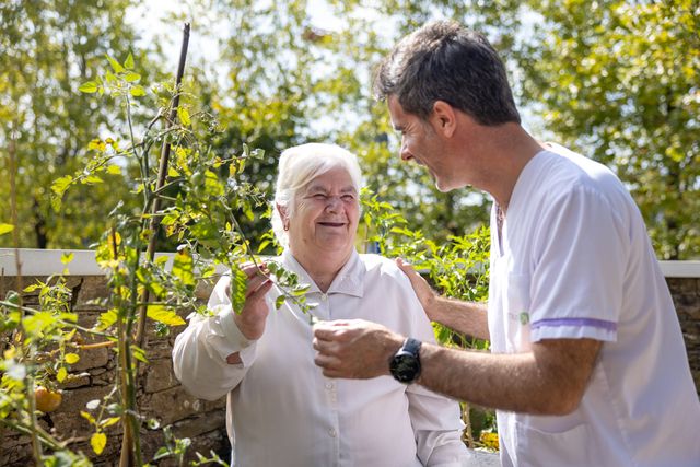 persona mayor y cuidador al aire libre