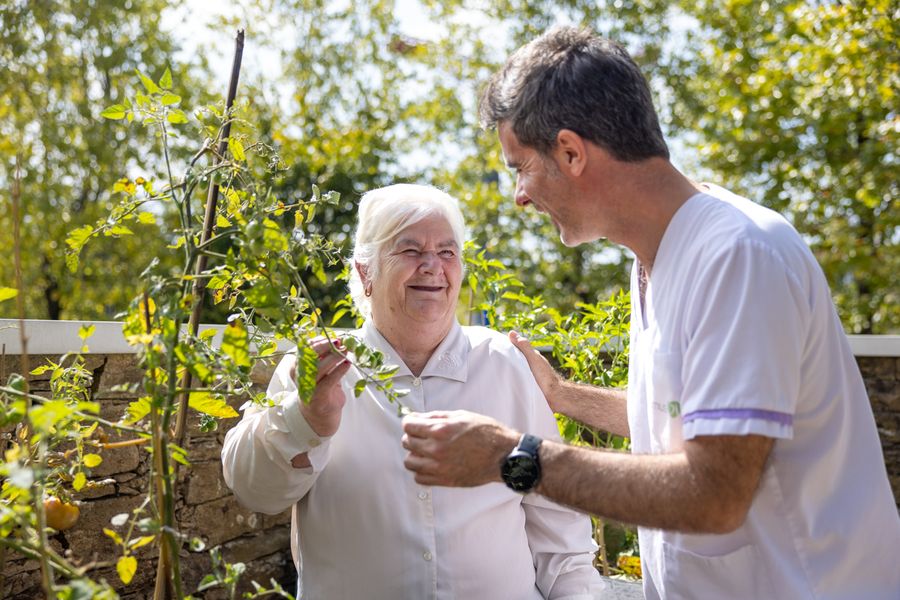 persona mayor y cuidador al aire libre
