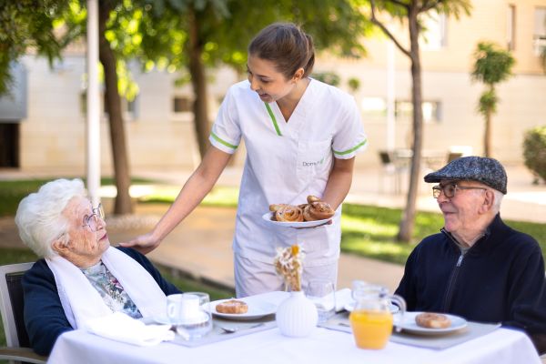 personas mayores disfrutando de la terraza