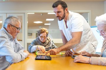 Residencia de Mayores Monte Arse en Valencia. Cuidados. Talleres terapéuticos. 3.