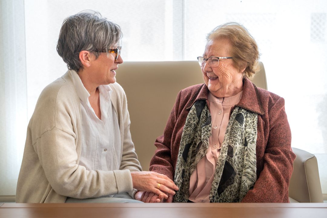 Persona mayor con Familiares