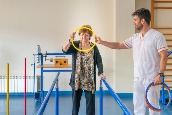 persona mayor y cuidador en rehabilitación