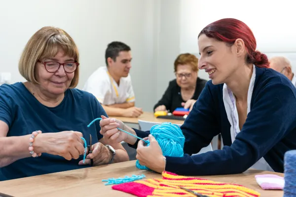 Persona mayor y cuidadora en taller psicológico