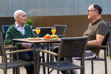 Personas mayores en la terraza de DomusVi Elche Aljub