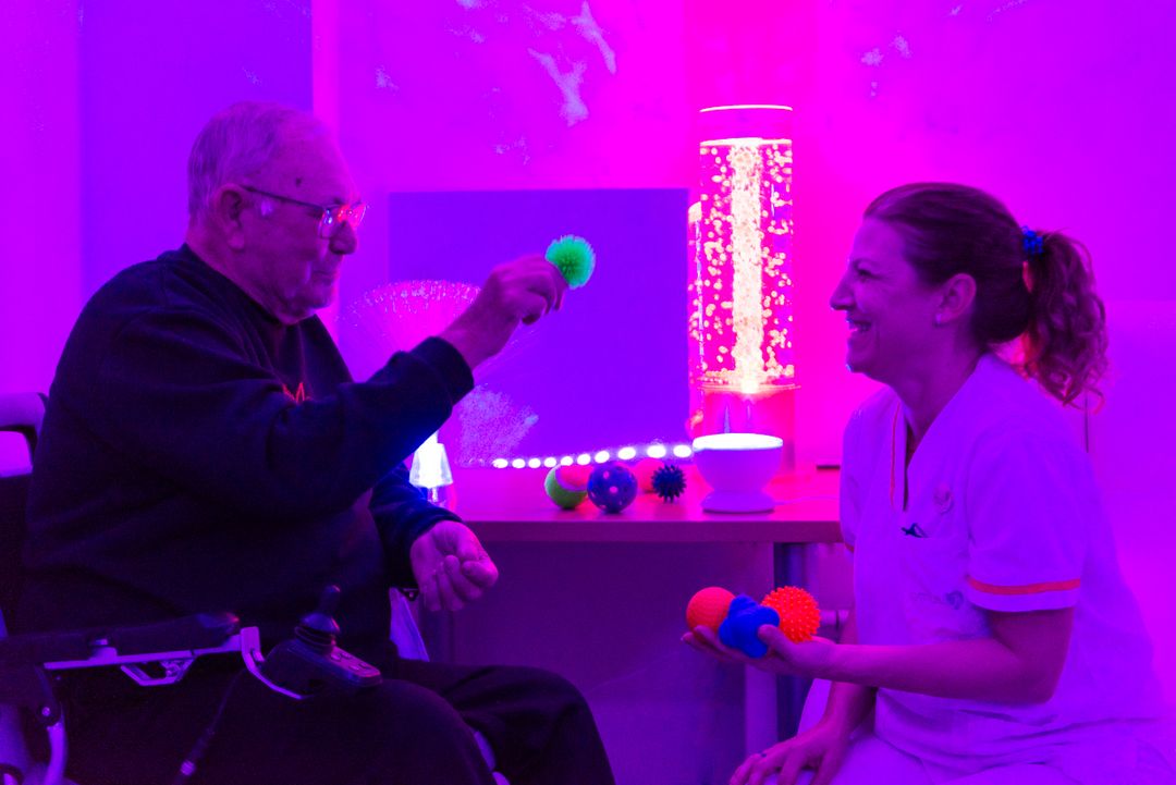 persona mayor y cuidadora en terapias sensoriales