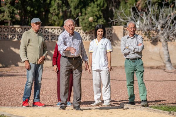 personas mayores jugando a la petanca
