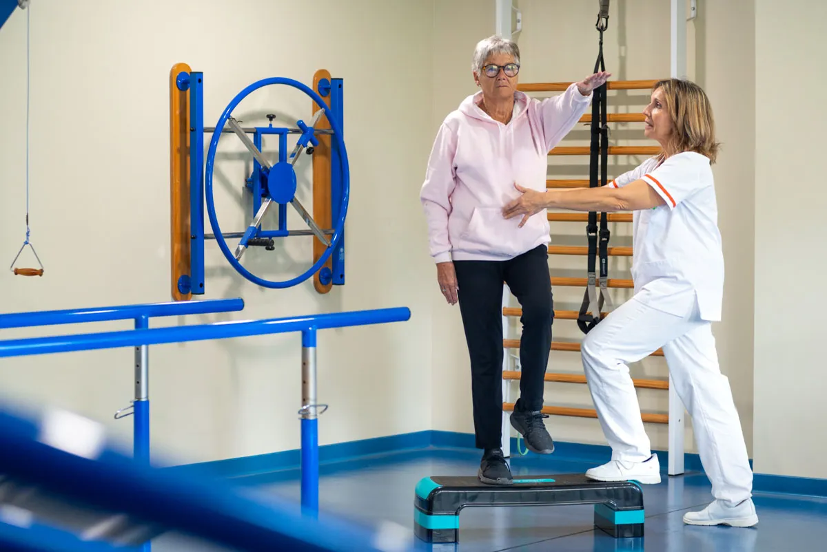 Persona mayor y cuidadora en rehabilitación
