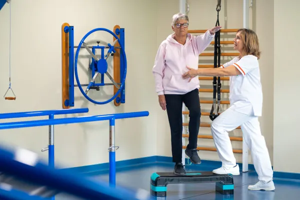 Persona mayor y cuidadora en rehabilitación