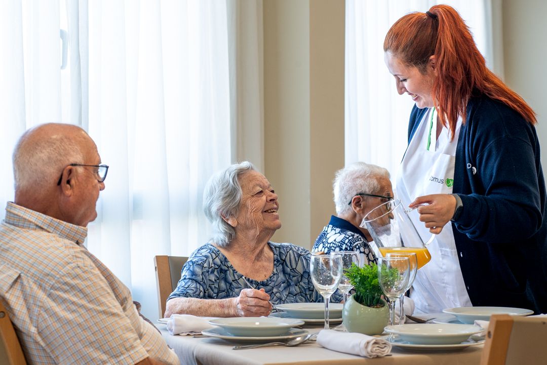 personas mayores comiendo en el comedor de DomusVi Calpe