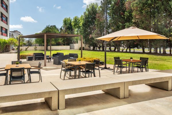 Jardín y terraza Residencia DomusVi Sant Jordi