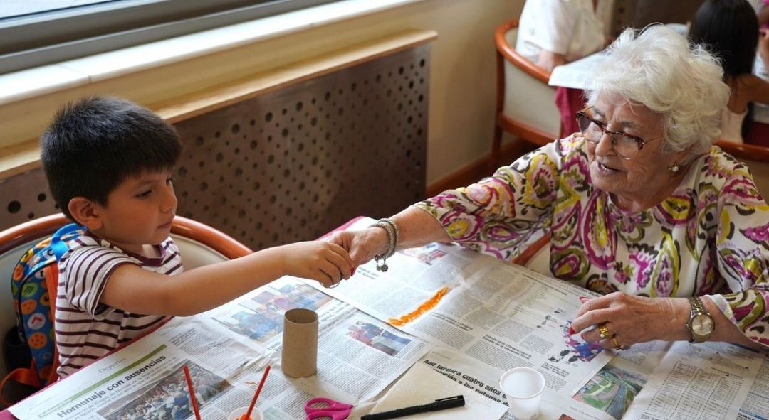 persona mayor y niño haciendo manualidades