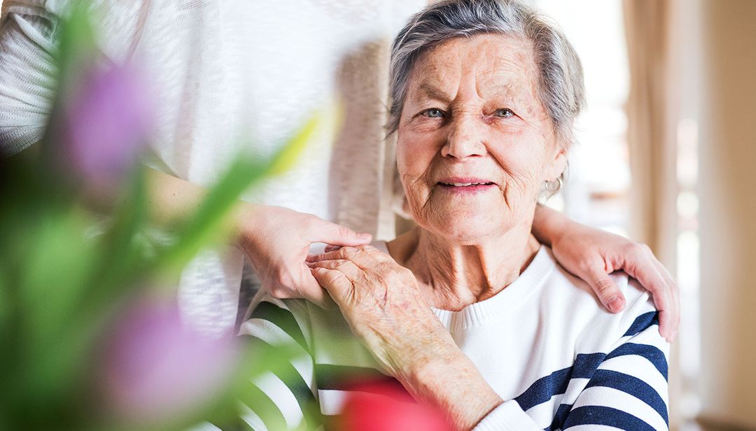 une personne avec maladie d'Alzheimer accompagnée de son aidant