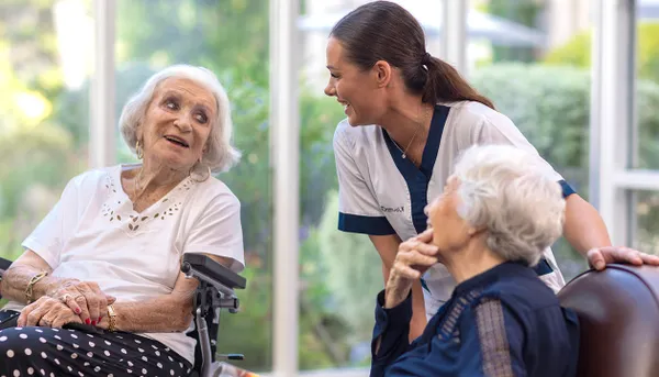 deux résidentes et une soignante en ehpad qui sourient