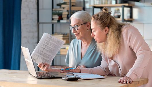 deux femmes, dont une plus âgée, regardent ensemble un écran d''ordinateur