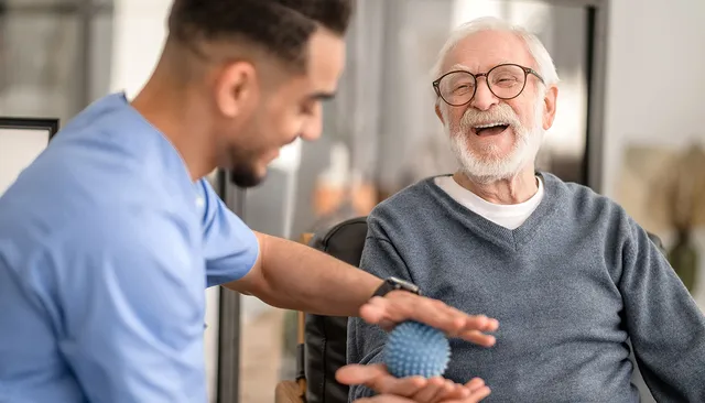 un psychomotricien fait travailler ma motricité manuelle d'une personne âgée
