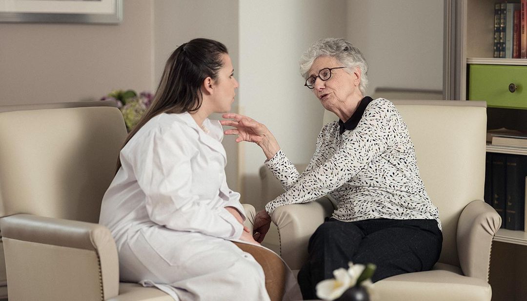 Une personne âgée discute