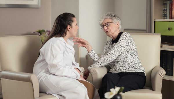 une psychologue en EHPAD parle avec une résidente