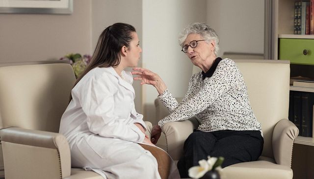 une psychologue en EHPAD parle avec une résidente