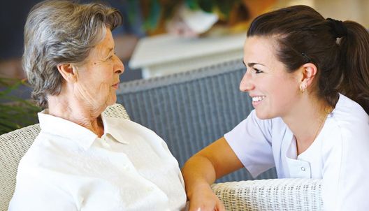 une orthophoniste discute avec une résidente en EHPAD