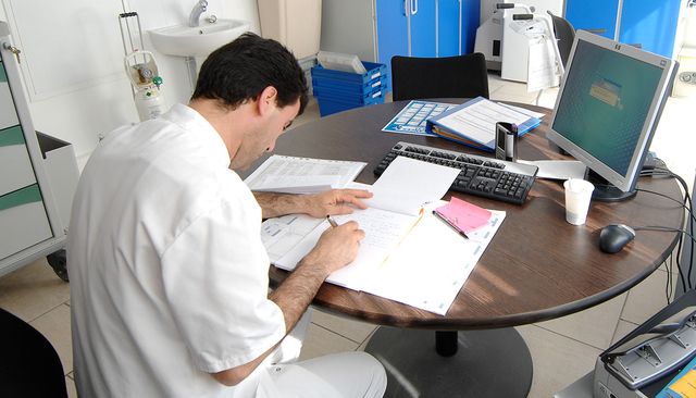 un médecin coordonnateur en EHPAD travail sur le dossier d'un patient