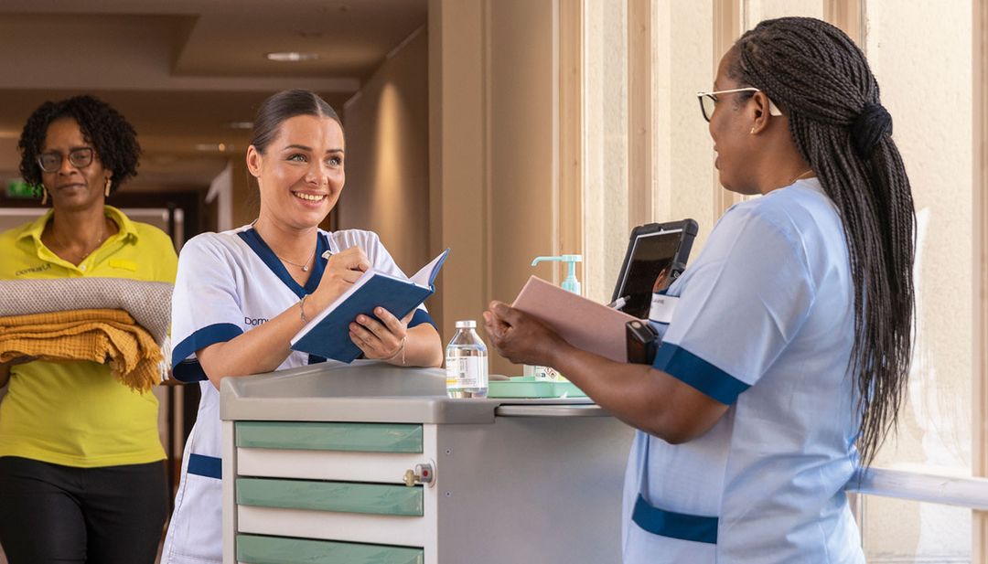 Deux infirmières joyeuses prennent des notes