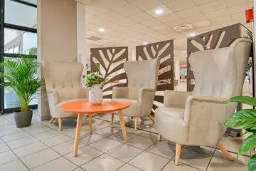Zone de repos et détente beige avec table orange ehpad à Marseille, Résidence Marseillane