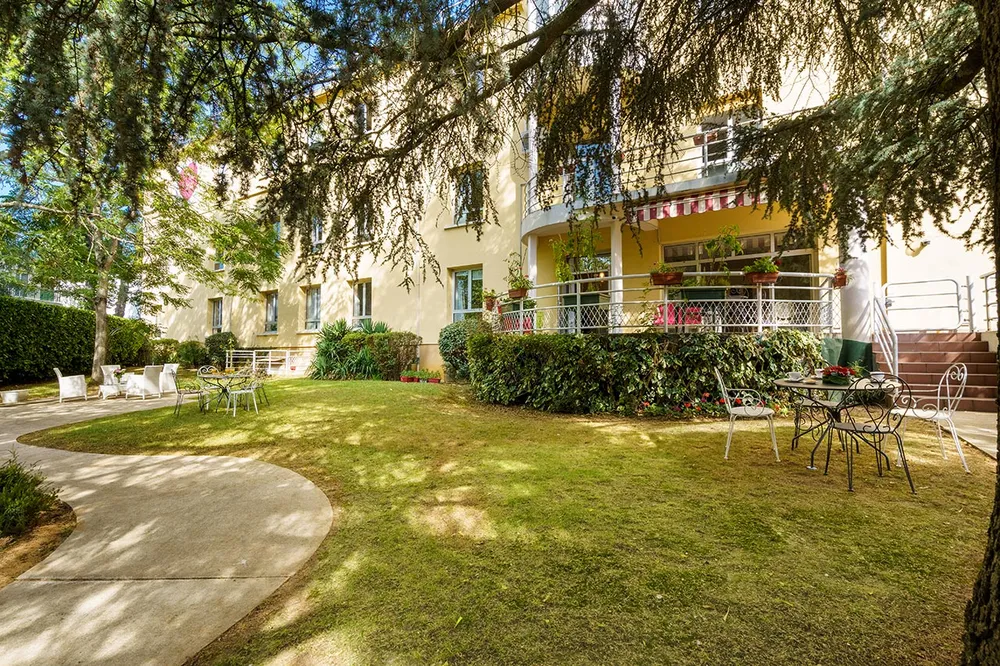 jardin d'été garches, maison retraite domusvi résidence isis, pelouse salon jardin thé et balcon