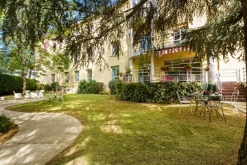 jardin d'été garches, maison retraite domusvi résidence isis, pelouse salon jardin thé et balcon