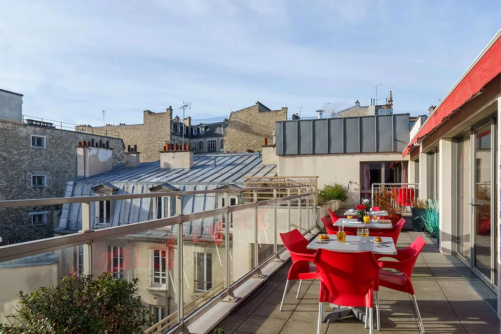 Balcon ensoleilé vue sur immeuble parisien Résidence Ornano à Paris
