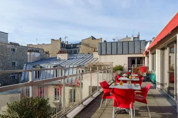 Balcon ensoleilé vue sur immeuble parisien Résidence Ornano à Paris